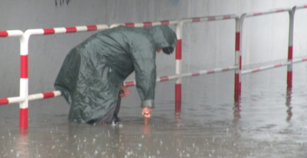 radomsko, ulewa, deszcz, ulice, zalane, mostek