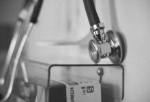 Nie daj się zaskoczyć w majówkę. Gdzie po pomoc, gdy przychodnie są zamknięte?