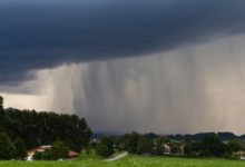 Niebezpieczne burze nadciągają. Możliwy grad, ulewy i wichury