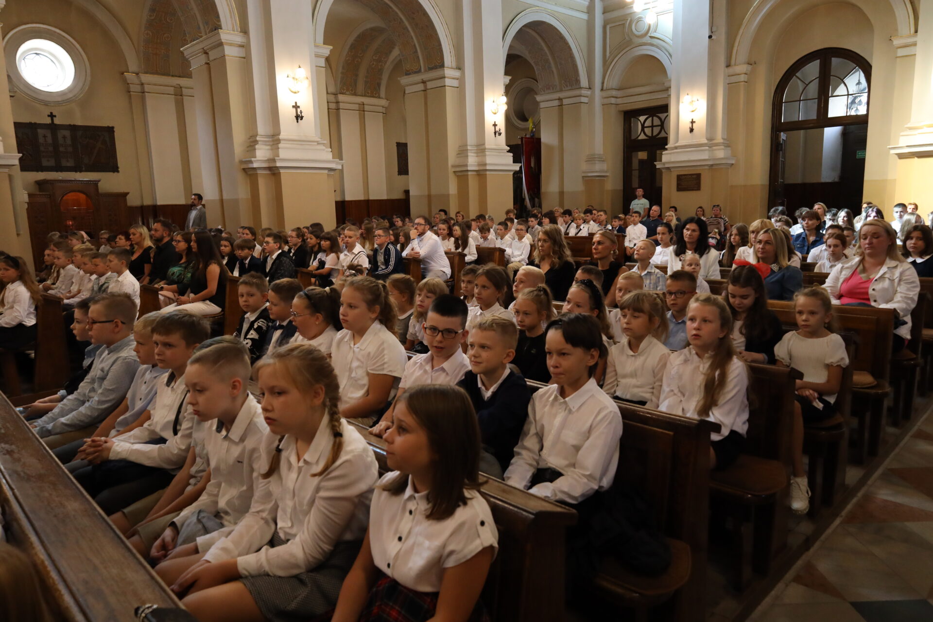 Rozpoczęcie roku szkolnego w PSP 9 w Radomsku. Kapsuła czasu i drzewo pamięci z okazji 60-lecia istnienia szkoły [FOTO]