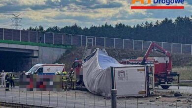 Wypadek na A1. Ciężarówka przygniotła osobówkę