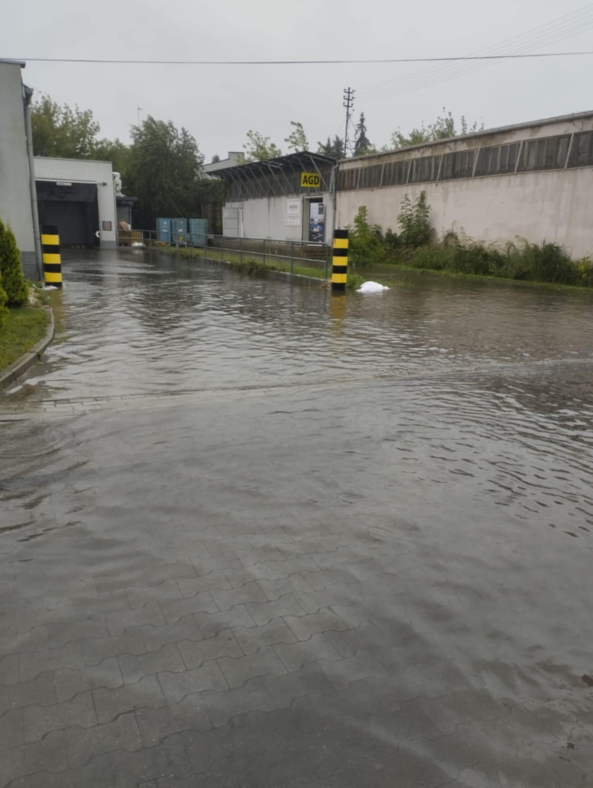 Ulewne deszcze – zalany mostek, nieprzejezdne ulice i liczne interwencje strażaków