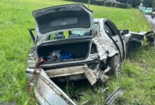 Brawura za kierownicą BMW. 19-latek rozbił auto na słupie