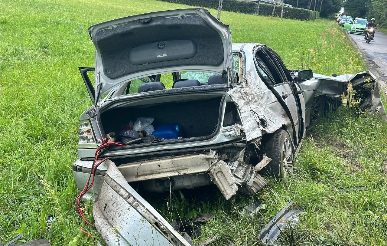 Brawura za kierownicą BMW. 19-latek rozbił auto na słupie