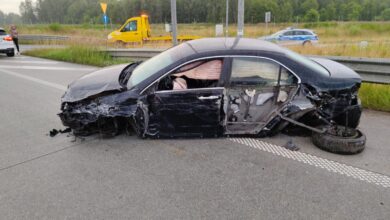 Wypadek na A1. Osobówka uderzyła w bariery