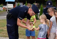 Bezpieczna droga do szkoły – policjanci uczą dzieci zasad bezpieczeństwa