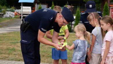 Bezpieczna droga do szkoły – policjanci uczą dzieci zasad bezpieczeństwa