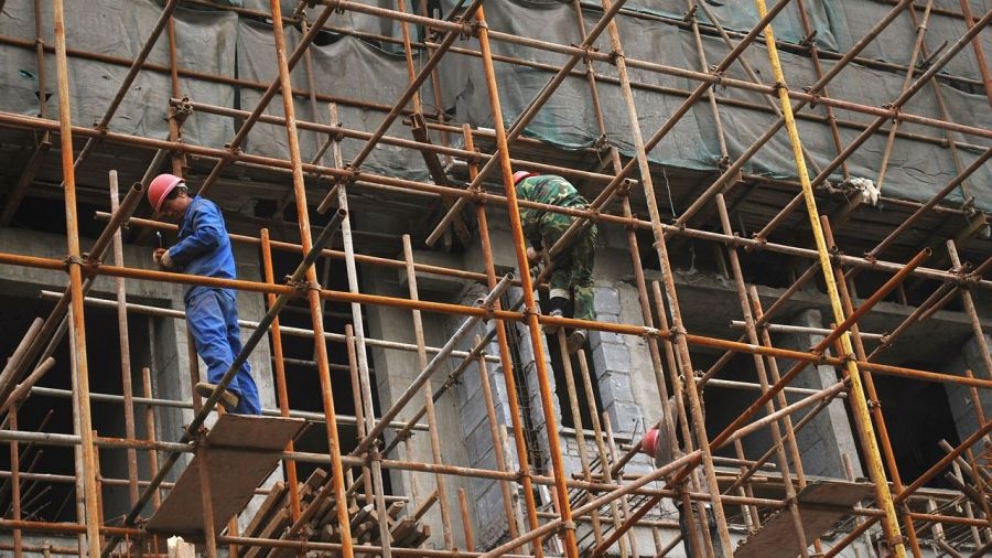 Poważny wypadek podczas pracy. Dwie osoby ranne. Na miejscy lądował śmigłowiec LPR