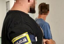 Pobili i okradli 59-latka w centrum Radomska. Sprawcy w rękach policji