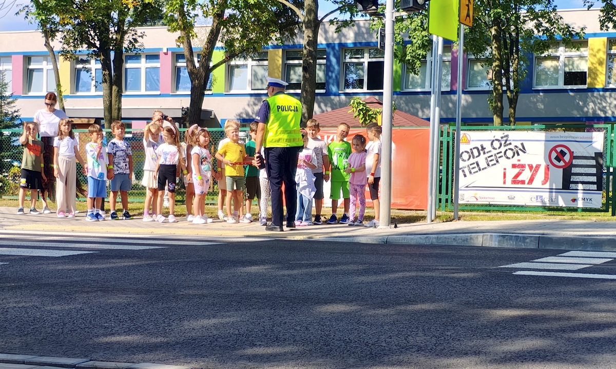 Bezpieczna droga do szkoły. Policjanci edukują najmłodszych