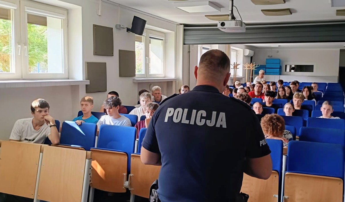 Bezpieczeństwo w praktyce. Spotkanie uczniów z dzielnicowym