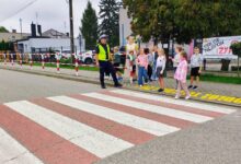 Bezpieczna droga do szkoły. Policjanci uczyli dzieci zasad ruchu drogowego