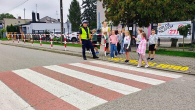 Bezpieczna droga do szkoły. Policjanci uczyli dzieci zasad ruchu drogowego