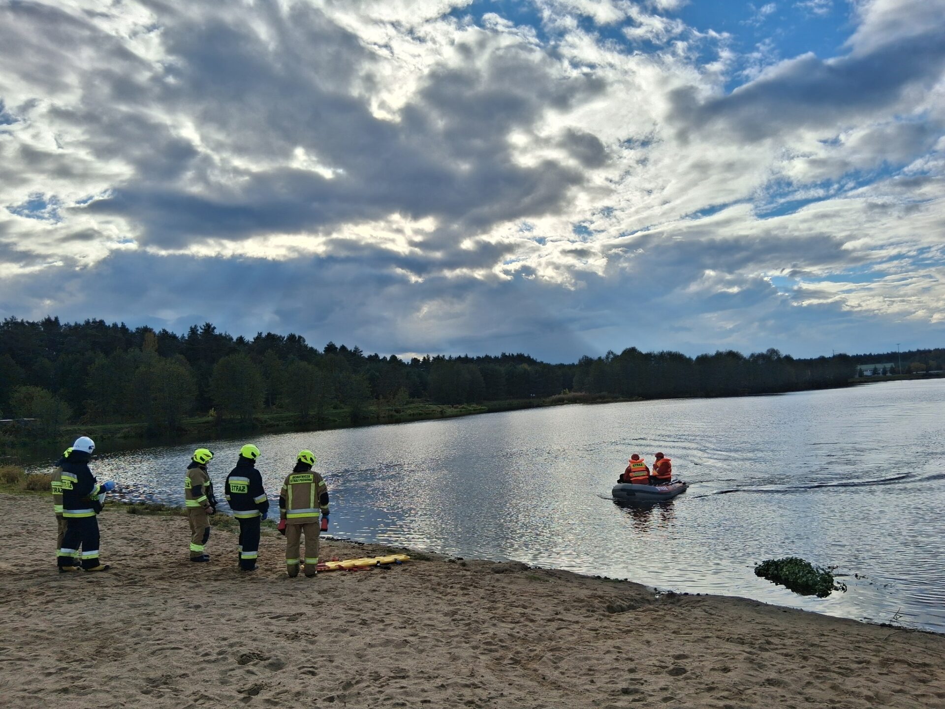 Strażacka akcja szkoleniowa nad wodą. Manewry w Zakrzówku Szlacheckim