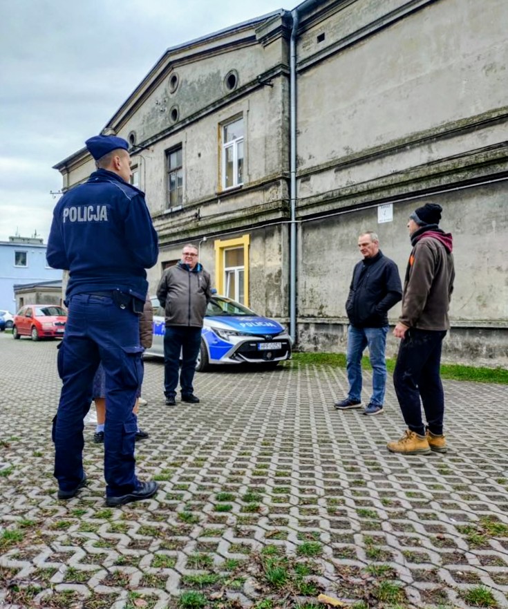 Dzielnicowy spotkał się z mieszkańcami TBS. Omówiono najważniejsze problemy