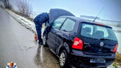 Płomienie pod pokrywą silnika. Dzielnicowi zareagowali natychmiast
