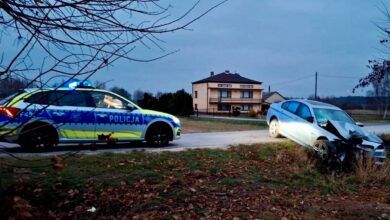 Nietrzeźwy 22-latek bez uprawnień uderzył BMW w drzewo