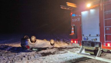 Nocne dachowanie osobówki w gminie Kobiele Wielkie