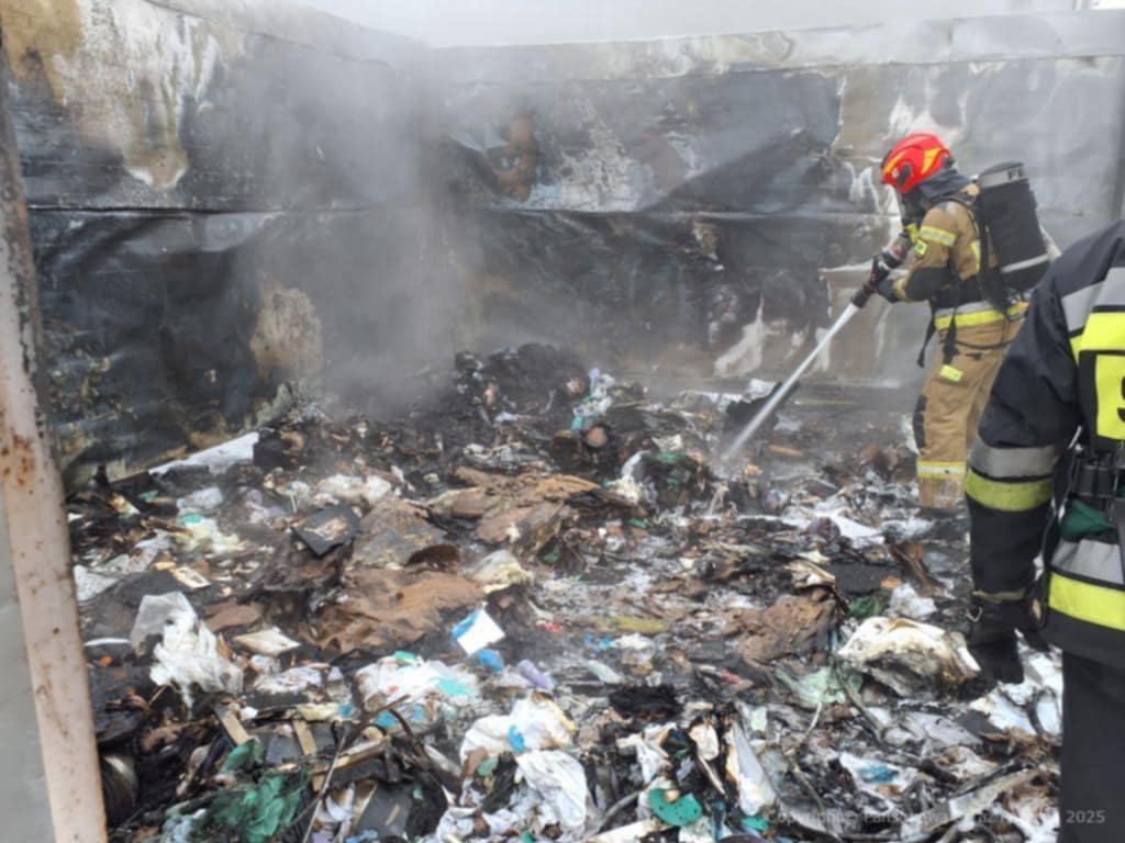 Pożar w strefie ekonomicznej w Radomsku. Paliły się odpady poprodukcyjne