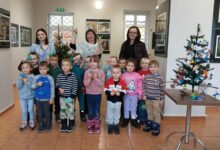 „Ludowe zabawki na choinkę” – przedszkolaki i uczniowie tworzą świąteczne ozdoby w Muzeum Regionalnym