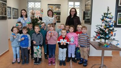 „Ludowe zabawki na choinkę” – przedszkolaki i uczniowie tworzą świąteczne ozdoby w Muzeum Regionalnym