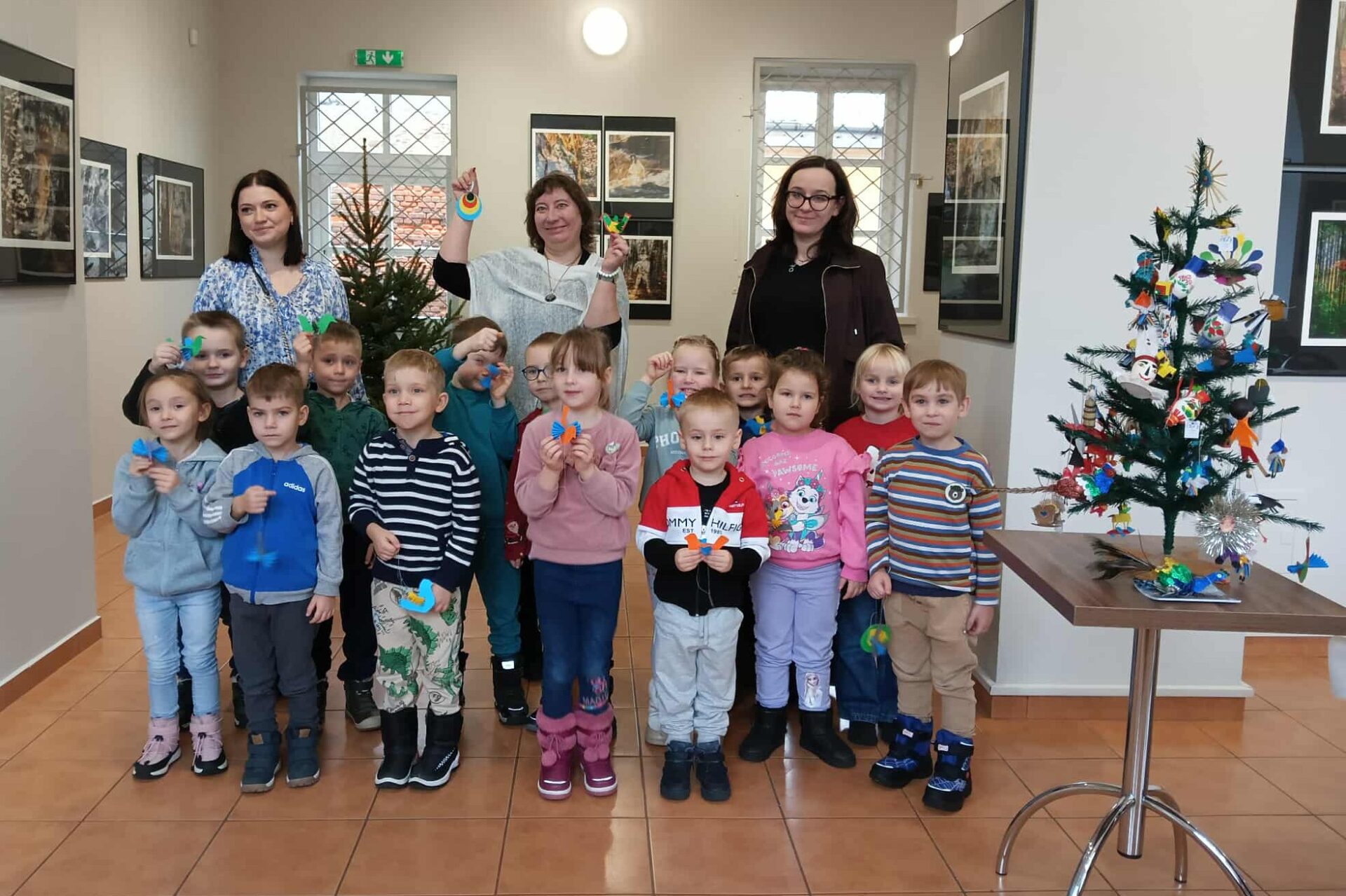 „Ludowe zabawki na choinkę” – przedszkolaki i uczniowie tworzą świąteczne ozdoby w Muzeum Regionalnym