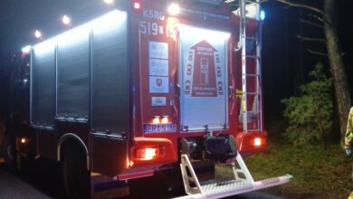 Mercedes wypadł z drogi i uderzył w drzewo