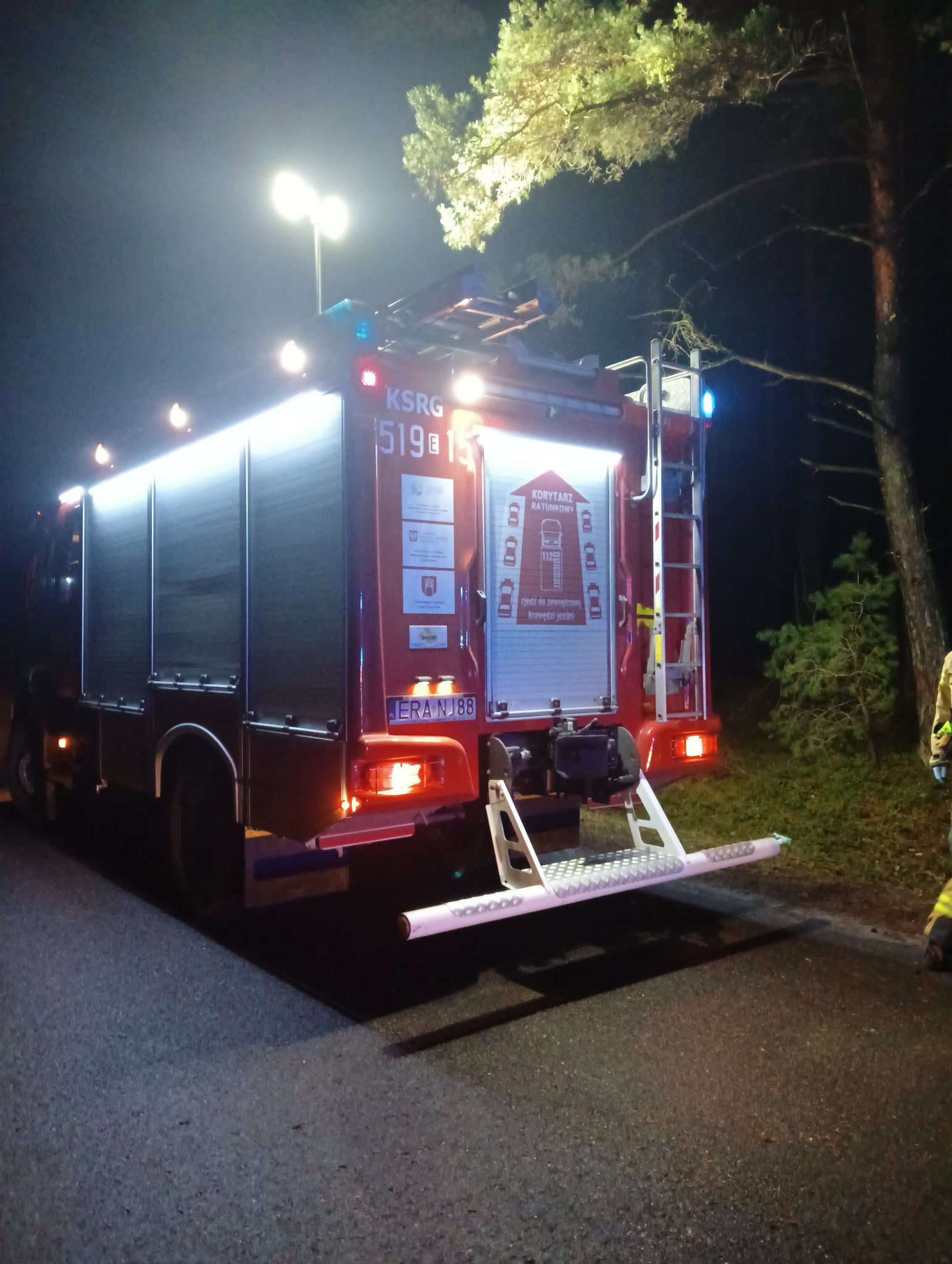 Mercedes wypadł z drogi i uderzył w drzewo