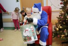 Niebieski Mikołaj odwiedził małych pacjentów Szpitala Powiatowego w Radomsku