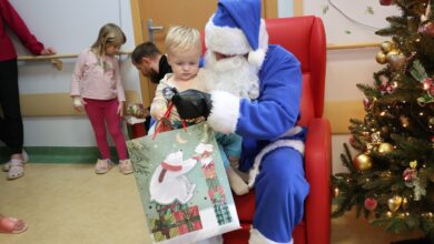 Niebieski Mikołaj odwiedził małych pacjentów Szpitala Powiatowego w Radomsku