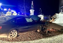 Audi uderzyło w ogrodzenie parafii w Jedlnie Pierwszym. Kierowca trafił do szpitala