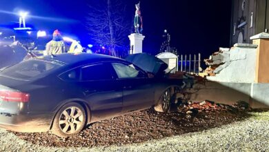 Audi uderzyło w ogrodzenie parafii w Jedlnie Pierwszym. Kierowca trafił do szpitala
