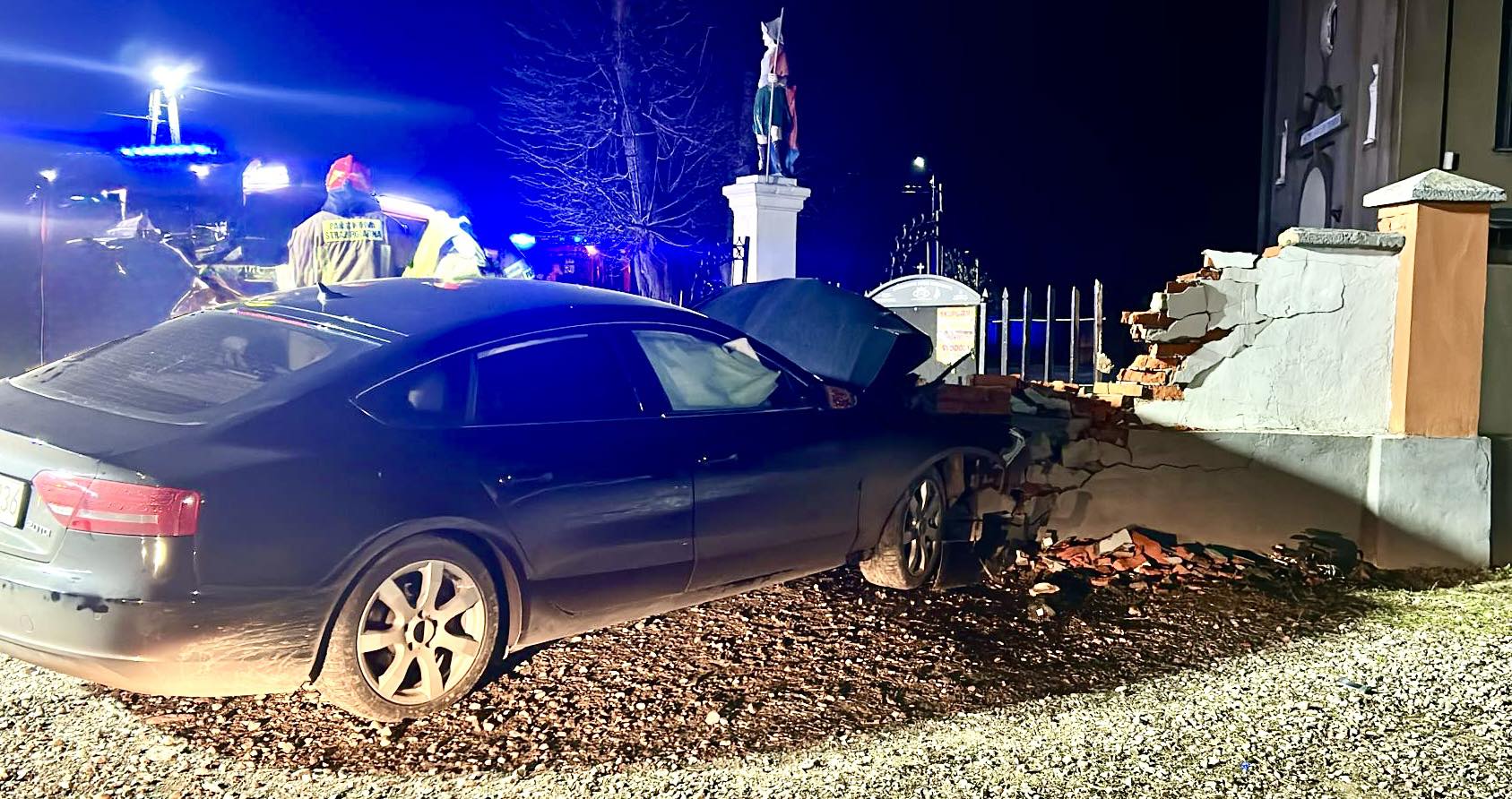 Audi uderzyło w ogrodzenie parafii w Jedlnie Pierwszym. Kierowca trafił do szpitala