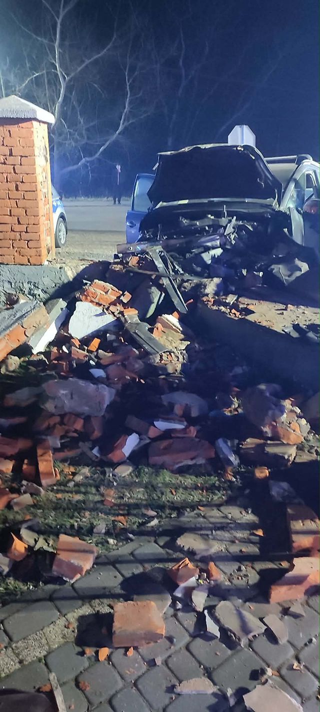 Wypadek w Jedlnie Pierwszym – kierowca uderzył w ogrodzenie kościoła