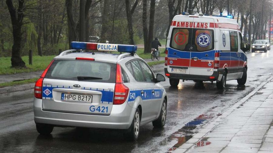 Zderzenie dwóch samochodów w Ładzicach. Dwie osoby trafiły do szpitala