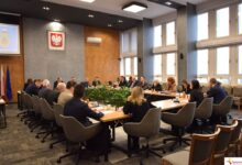 Budżet 2025 po korektach. Mniej wydatków, więcej dochodów