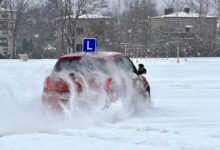 Śliska droga, zimowe wyzwania – młodzi kierowcy pod okiem policji