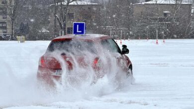 Śliska droga, zimowe wyzwania – młodzi kierowcy pod okiem policji