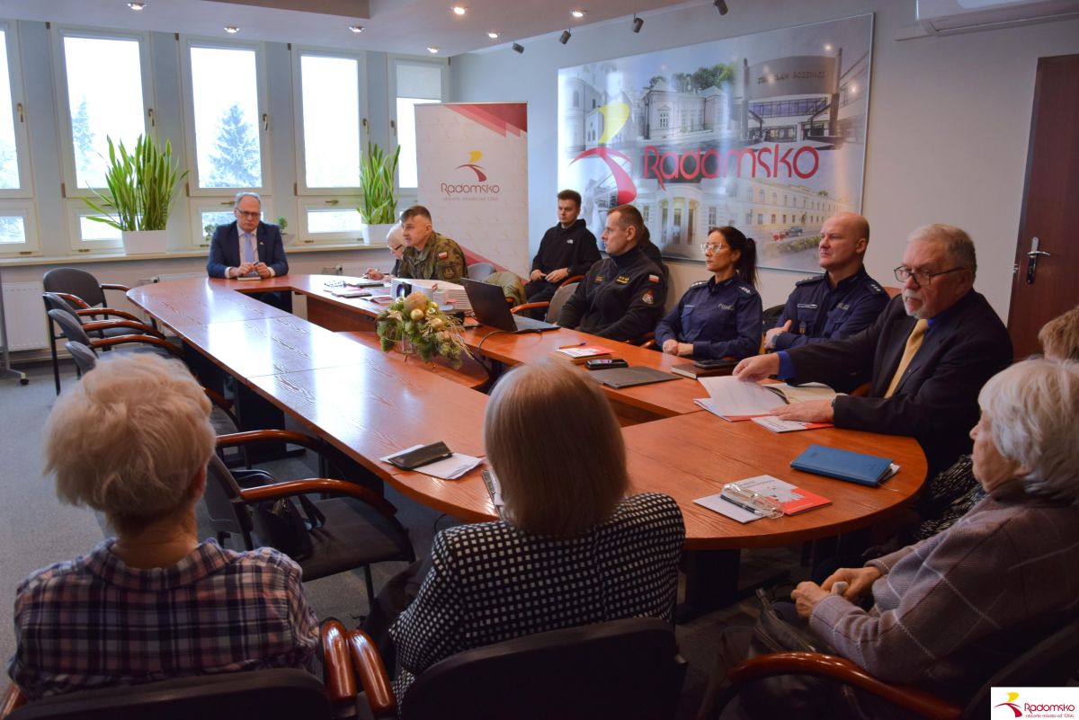 Seniorzy rozmawiali o bezpieczeństwie i zagrożeniach dnia codziennego
