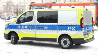 Poślizg na ul. Kilińskiego. Samochód uderzył w latarni