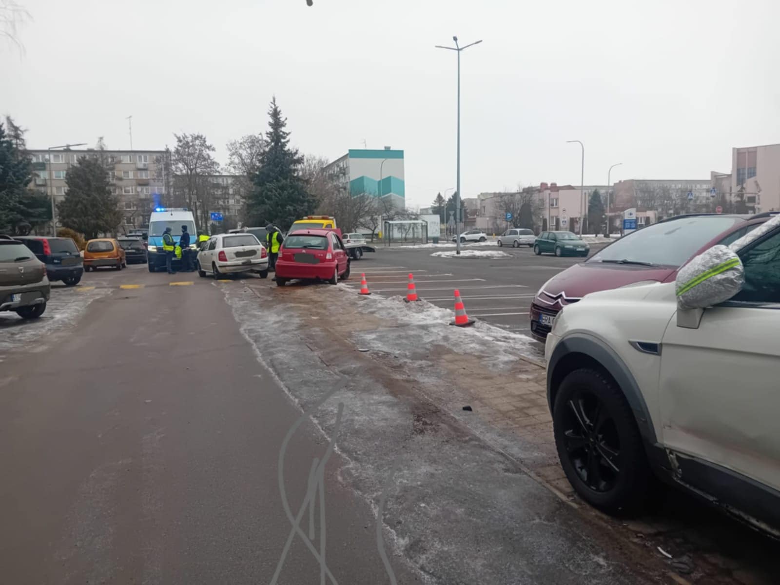 Kolizja na Piastowskiej w Radomsku. 70-letni kierowca trafił do szpitala