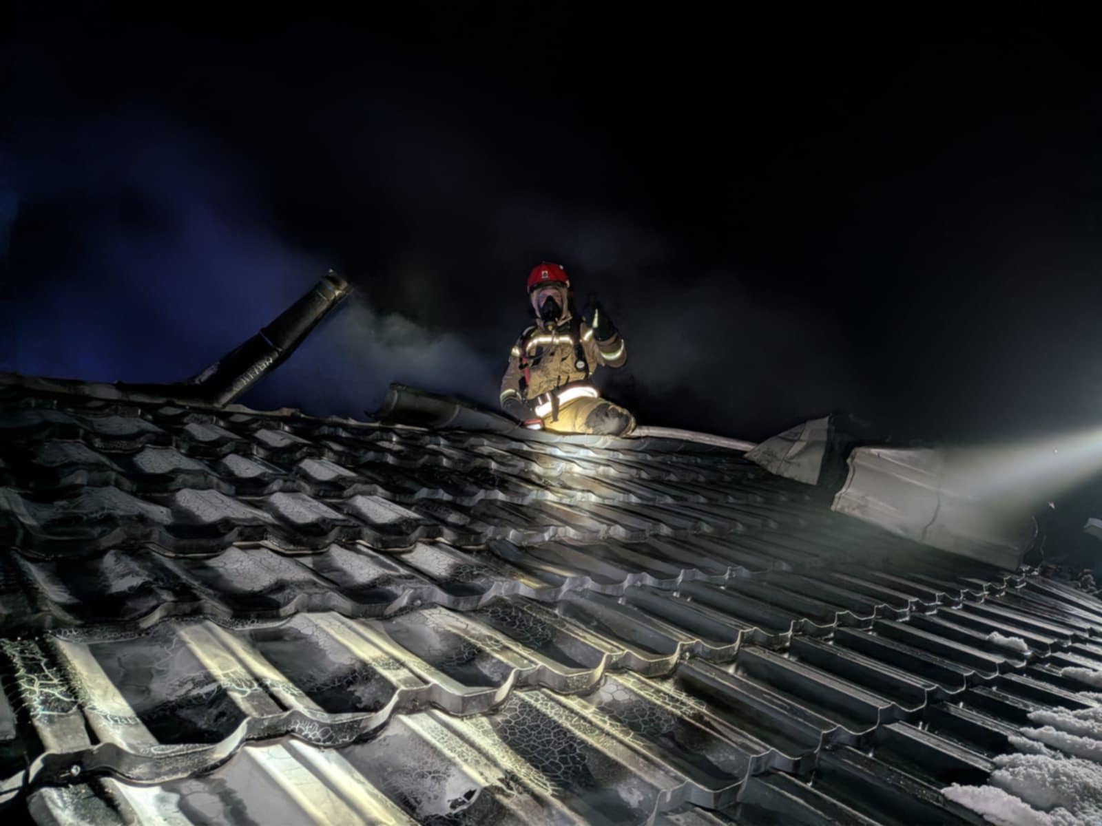 Pożar poddasza. Strażacy apelują o regularne przeglądy i czujki dymu