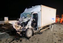 Zderzenie busa z ciężarówką na autostradzie A1. Droga jest zablokowana