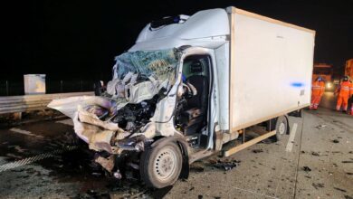 Zderzenie busa z ciężarówką na autostradzie A1. Droga jest zablokowana