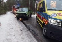 Zderzenie dwóch volkswagenów. Dwie osoby trafiły do szpitala