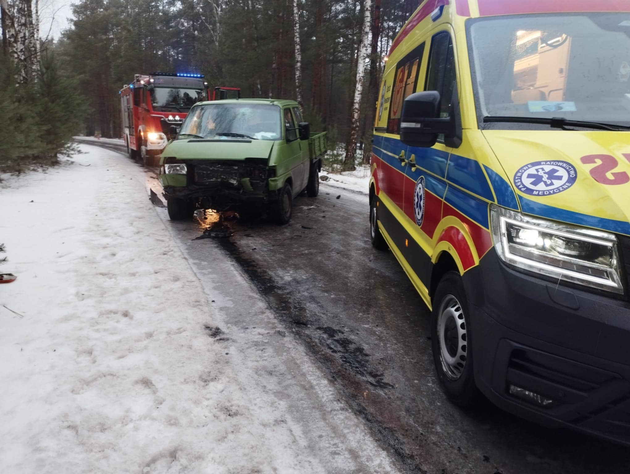 Zderzenie dwóch volkswagenów. Dwie osoby trafiły do szpitala