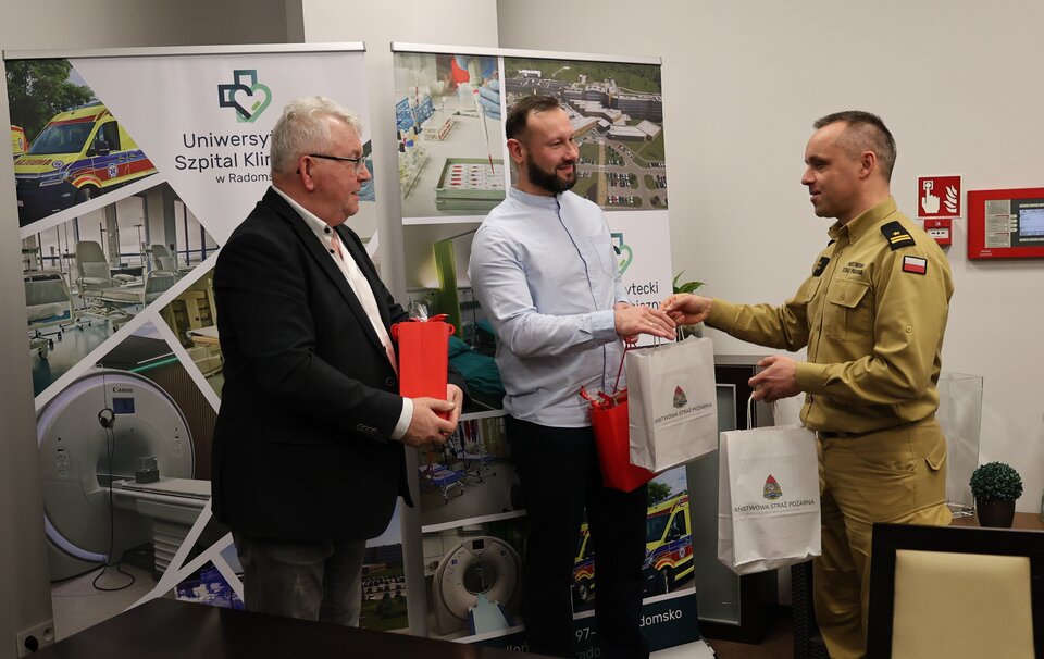 Ich szybka reakcja zapobiegła tragedii. Uratowali dwie osoby z pożaru