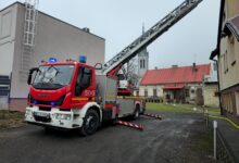 Akcja strażaków w Kamieńsku. Spłonęła część dachu plebanii