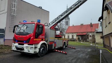 Akcja strażaków w Kamieńsku. Spłonęła część dachu plebanii