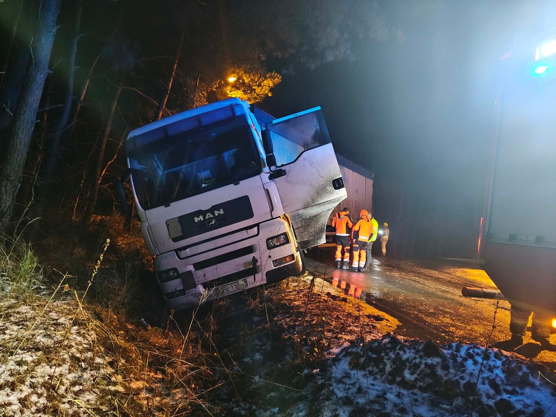 Stracił panowanie nad pojazdem. Wypadek ciężarówki w gminie Kamieńsk